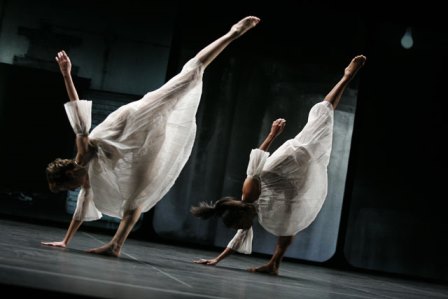 'Glacial decoy' Trisha Brown Dance Company Photo © Julietta Cervantes 2009