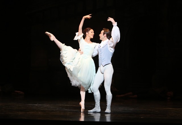 Leanne Stojmenov and Daniel Gaudiello in 'Manon'. The Australian Ballet, 2014.