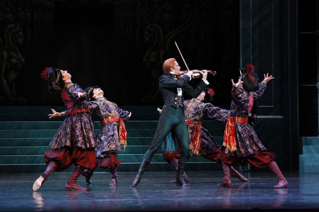 Brett Simon and artists of the Australian Ballet in Swan Lake. Photo Jeff Busby