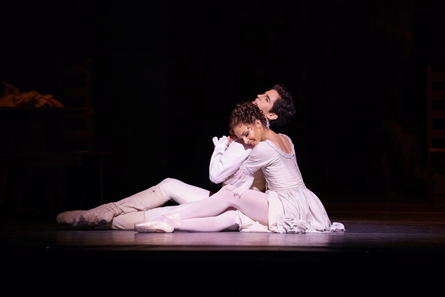 Francesca Hayward as Manon and Federico Bonelli as Des Grieux. The Royal Ballet © ROH, 2018. Photo: Bill Cooper