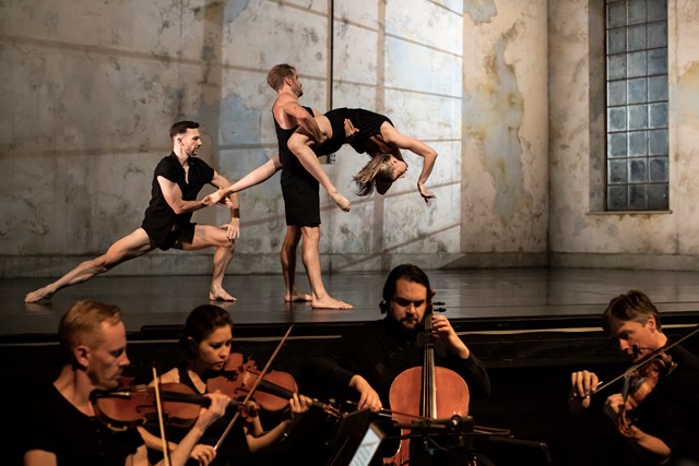 Artists of Sydney Dance Company with the Australian String Quartet in 'Frame of Mind'. Photo: Pedro Greig