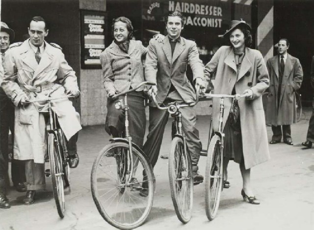 Tamara Tchinarova and friends, Christchurch 1939