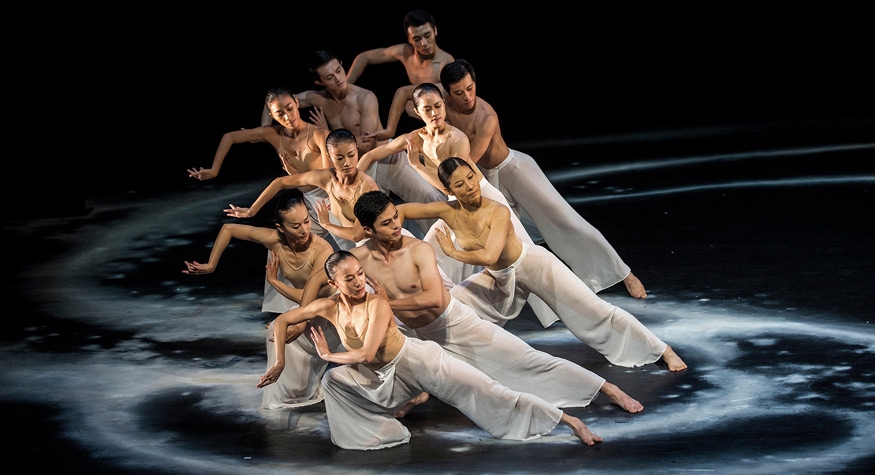 Moon Water performed by Cloud Gate Dance Theatre of Taiwan. Photo: © Liu Chen-Hsiang