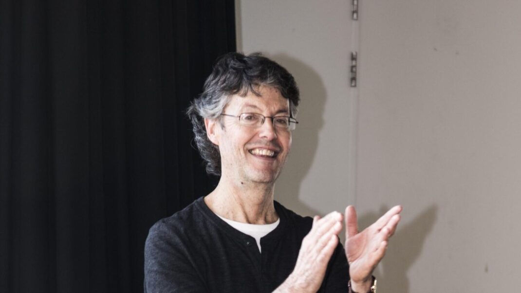 Philip Piggin conducting a class. Photo Lorna Sim